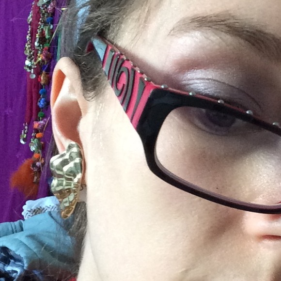 Vintage Sea Clam Fan Mermaid Earring - Picture 6 of 6